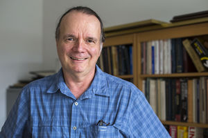 Drake Deming 是马里兰大学的研究教授，也是美国宇航局地外行星凌日调查卫星 (TESS/马里兰大学）的联合研究员。