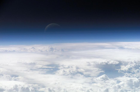 臭氧层位于大气中的高处，在地球周围形成一道?；て琳?，让生物免受太阳有害紫外线的伤害