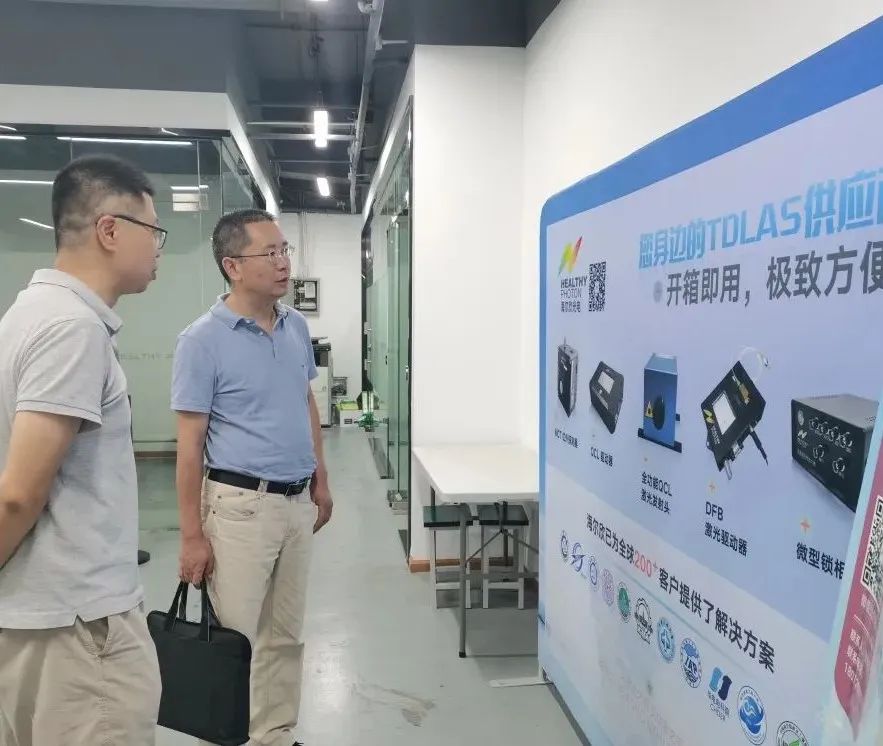 王胤总经理向宁波市鄞州区人力资源和社会保障局副局长、党委副书记胡冬平介绍公司情况